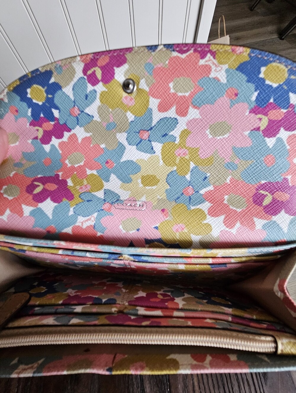COACH Peyton Signature Slim Envelope Wallet w/ Floral Pouch Insert - Picture 4 of 13